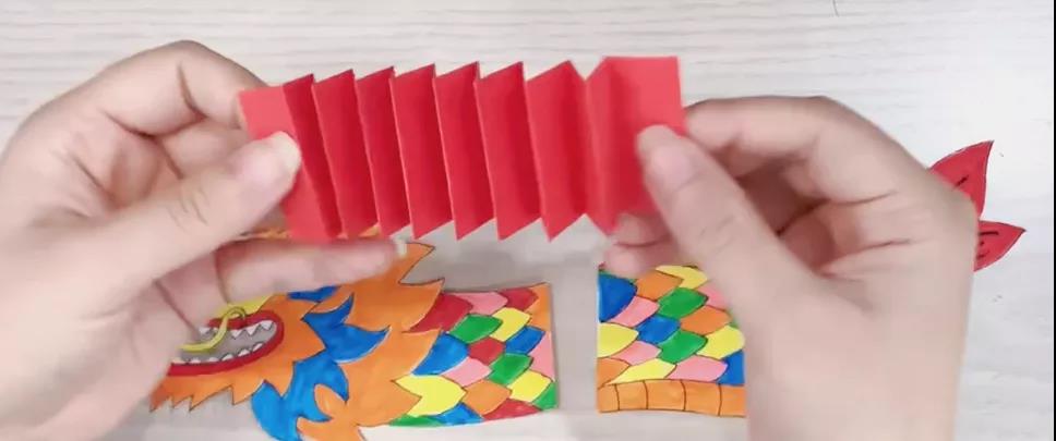 步骤5：剪一段和龙切面一样宽的纸条，正反折。