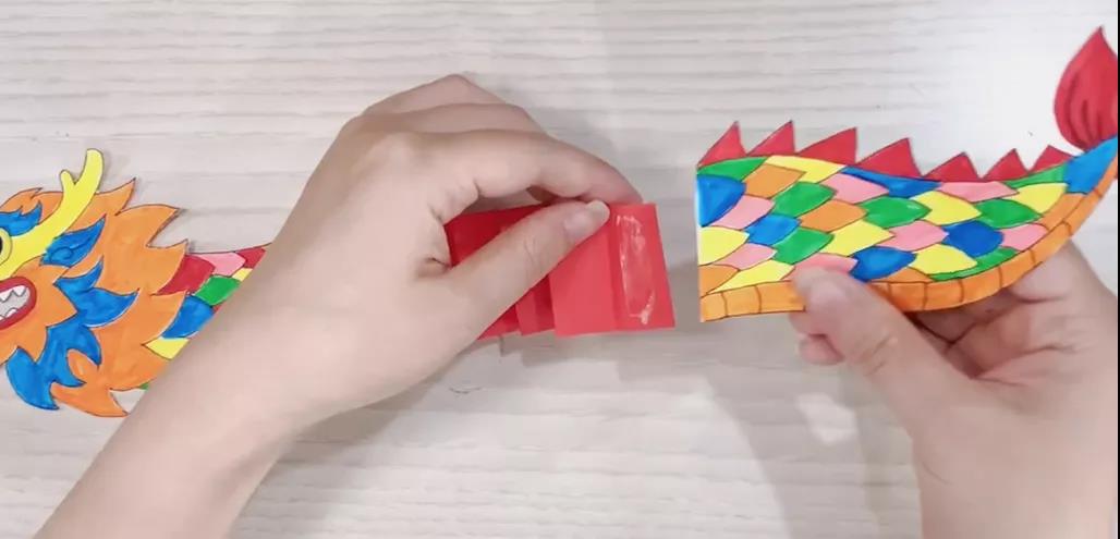 步骤6：前后贴上双面胶，头尾贴在一起。