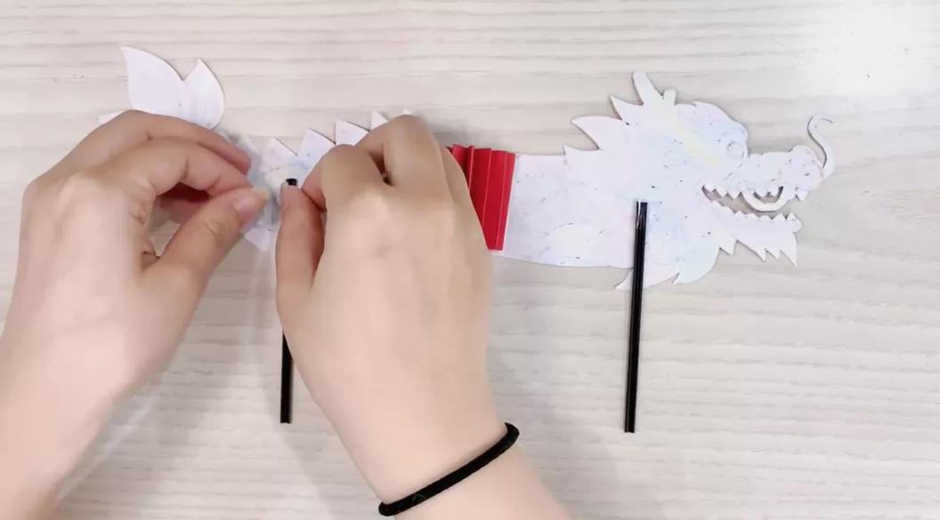 步骤7：反面用透明胶粘上2根木棍。