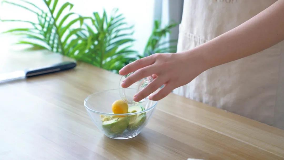 把牛油果和蛋黄压烂成泥