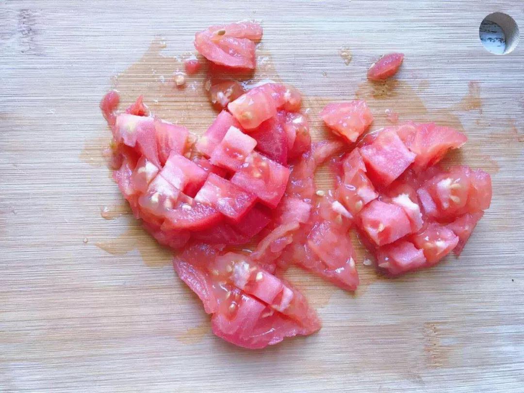  番茄皮揭掉之后，切成块状。