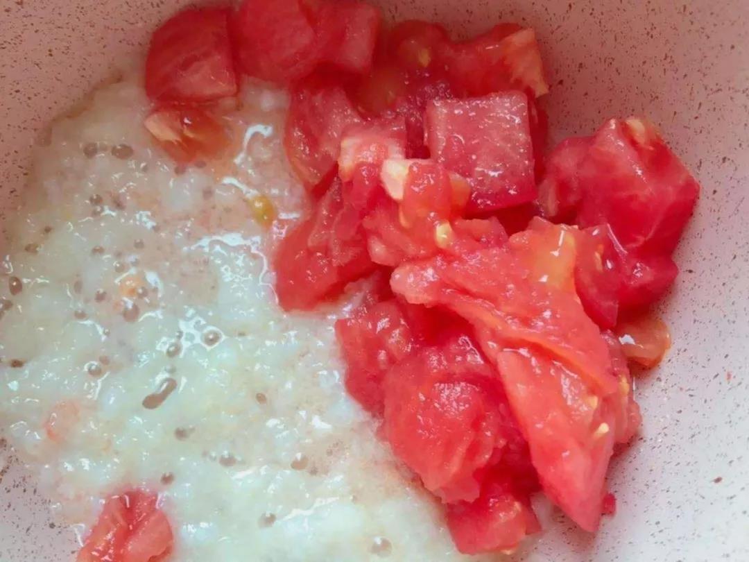  鳕鱼炒至变色之后加入番茄丁。 图片