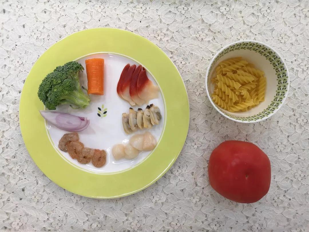 准备所有食材。意面在冷水中浸泡10分钟。