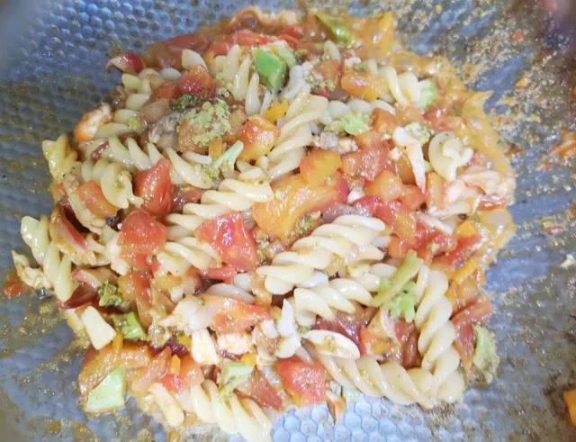 锅内加少许水，将所有食材焖至软烂，放入煮熟的意面，翻炒均匀。