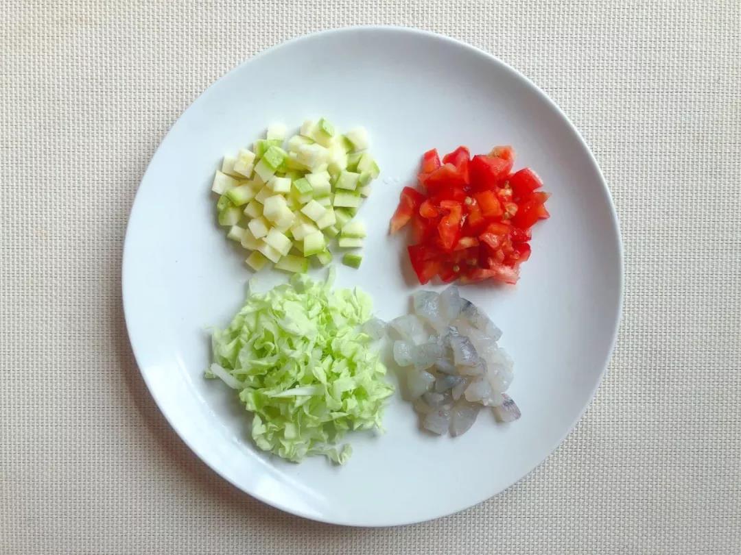 虾仁洗净切段，西红柿洗净去皮切小块，西葫芦洗净切丁，大白菜洗净切碎。