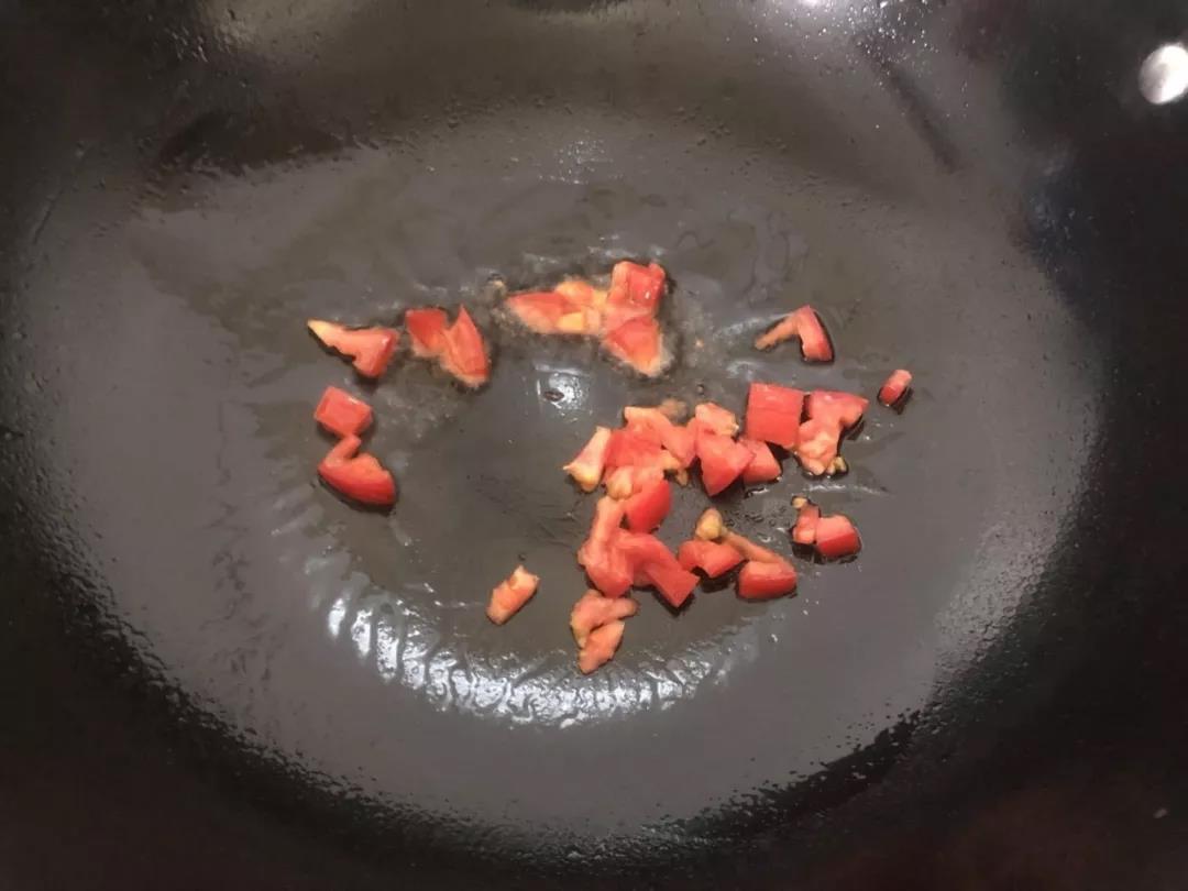 西红柿入油锅翻炒。