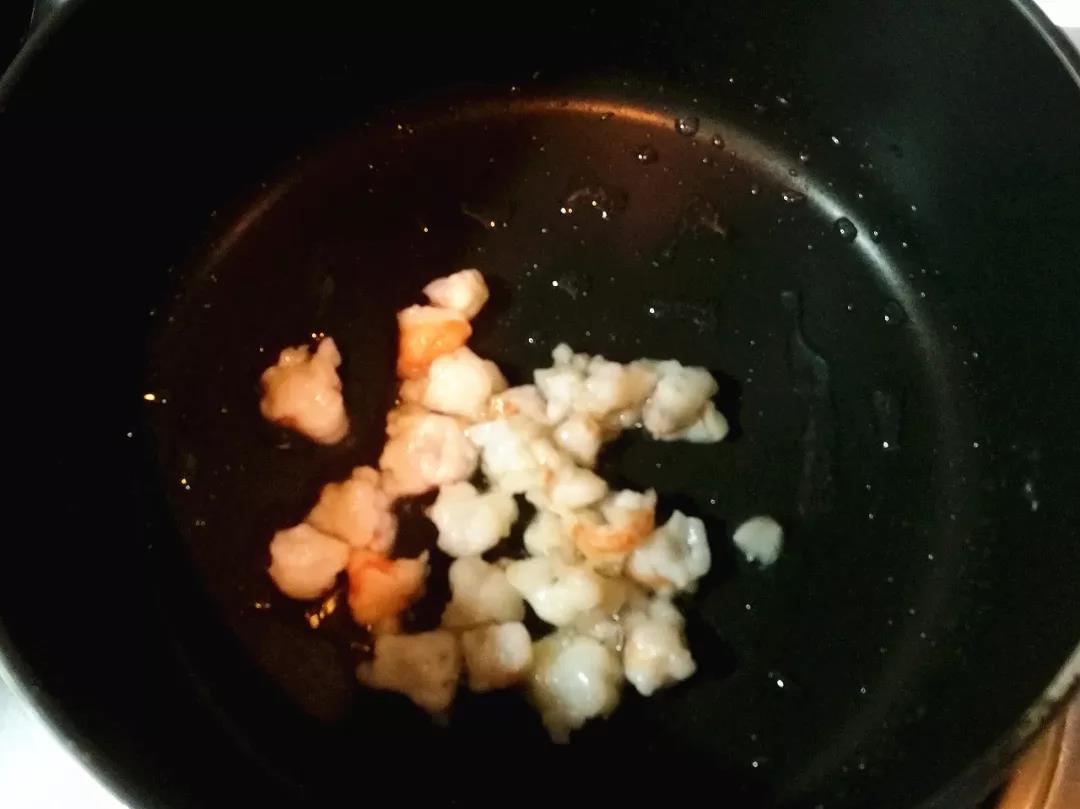 虾仁切碎抓淀粉，入油锅炒熟盛出备用。