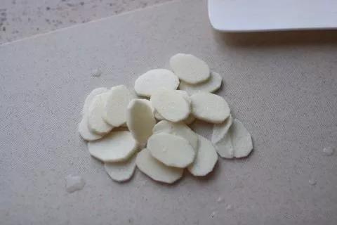 山药去皮切片。
