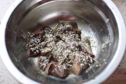 猪肝中放入葱姜蒜粉腌制15分钟，达到去腥的目的。