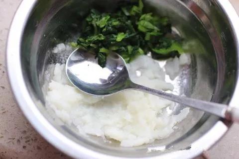 把绿色蔬菜切碎，山药压成泥。