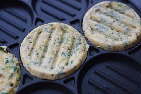 倒入面糊，定型后翻面，煎至两面金黄即可。