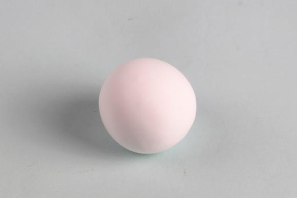 步骤1：首先揉一个白色圆球。