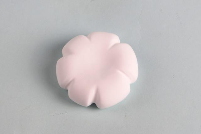 步骤2：然后压成圆饼形，用工具压出上图的云朵形状。