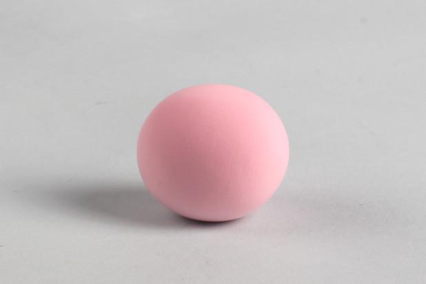 步骤3：粉红色粘土揉一个圆球。