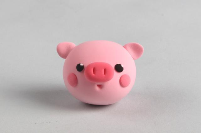 步骤5：粘上眼睛和腮红，如图所示。