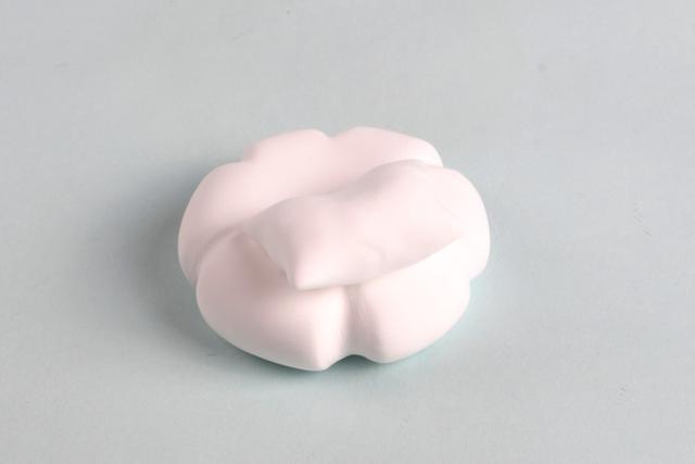 步骤7：用白色粘土做一个小枕头粘在白色的云朵上面。