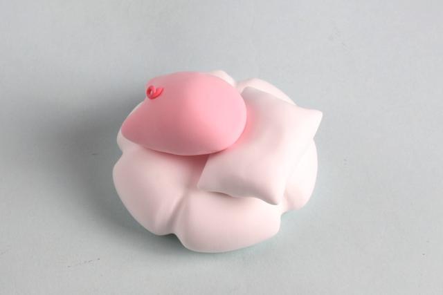 步骤8：把小猪的身体粘在云朵上。