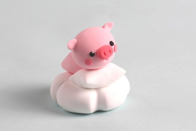 步骤9：把头部和身体粘在一起，让小猪的头部趴在枕头上。