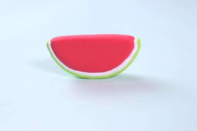 步骤3：接着嫩绿色粘土做出一层西瓜皮。