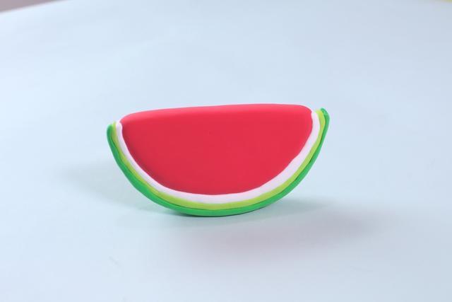 步骤4：最后用深绿色粘土做出最外层的西瓜皮。