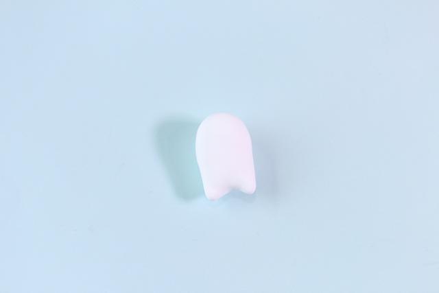 步骤6：用白色粘土做一个椭圆形，然后底部捏出小熊的两只腿。