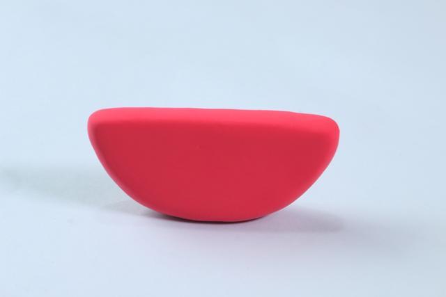 步骤1：首先用大红色粘土做出切块西瓜。