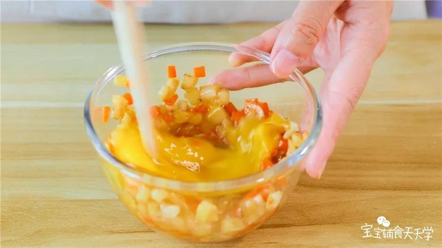 打散鸡蛋，把炒好的材料倒入蛋液中混合