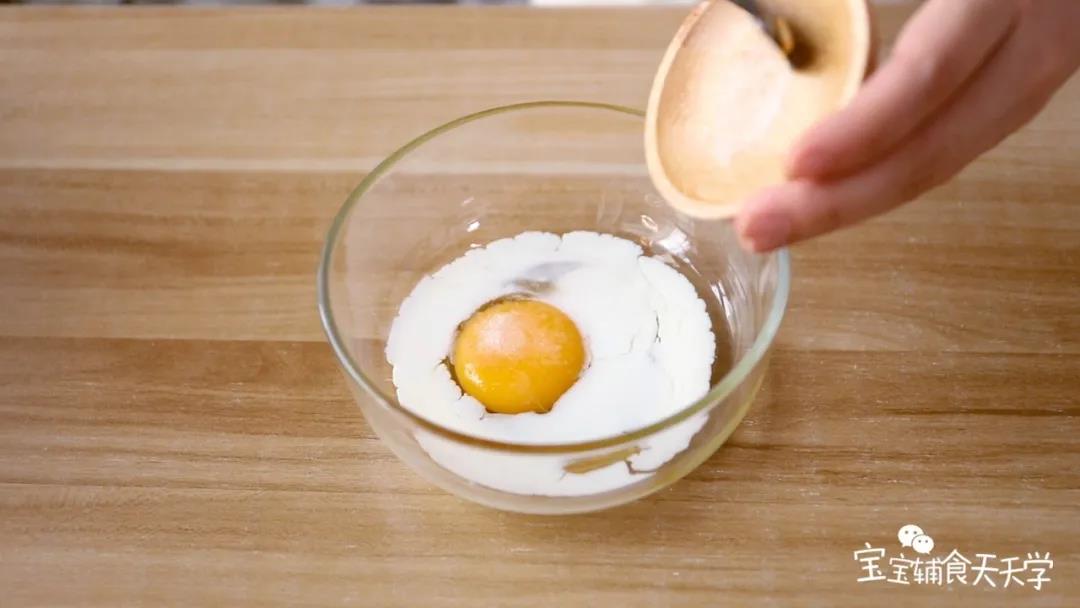 鸡蛋加入牛奶、盐，搅拌均匀