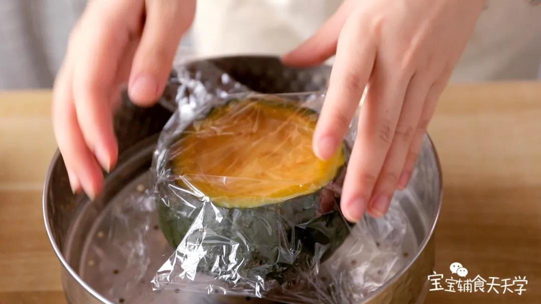 盖上保鲜膜，水开蒸20分钟