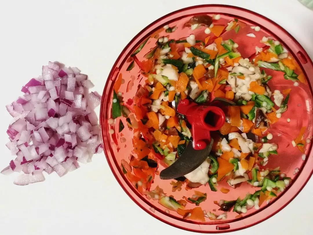 将秋葵、香菇、胡萝卜用克欧克拉碎，洋葱切成碎末。