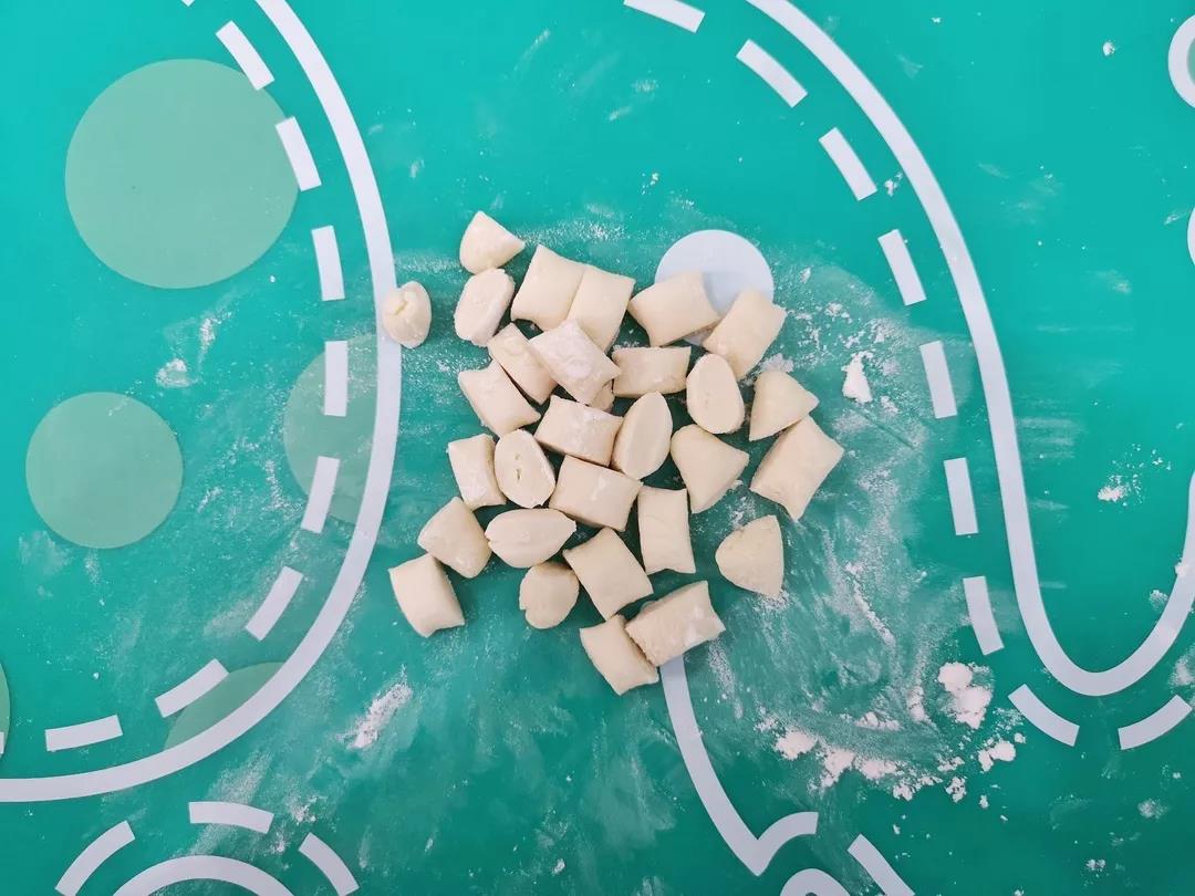 再次揉面排气，分成4份，搓成长条状，切成1立方厘米大小的面团。