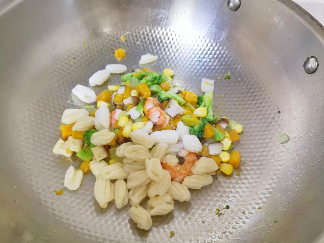 锅内倒油，陆续放入之前煮熟的其他食材，加少许香菇粉翻炒片刻后，倒入煮熟的面疙瘩翻炒均匀。