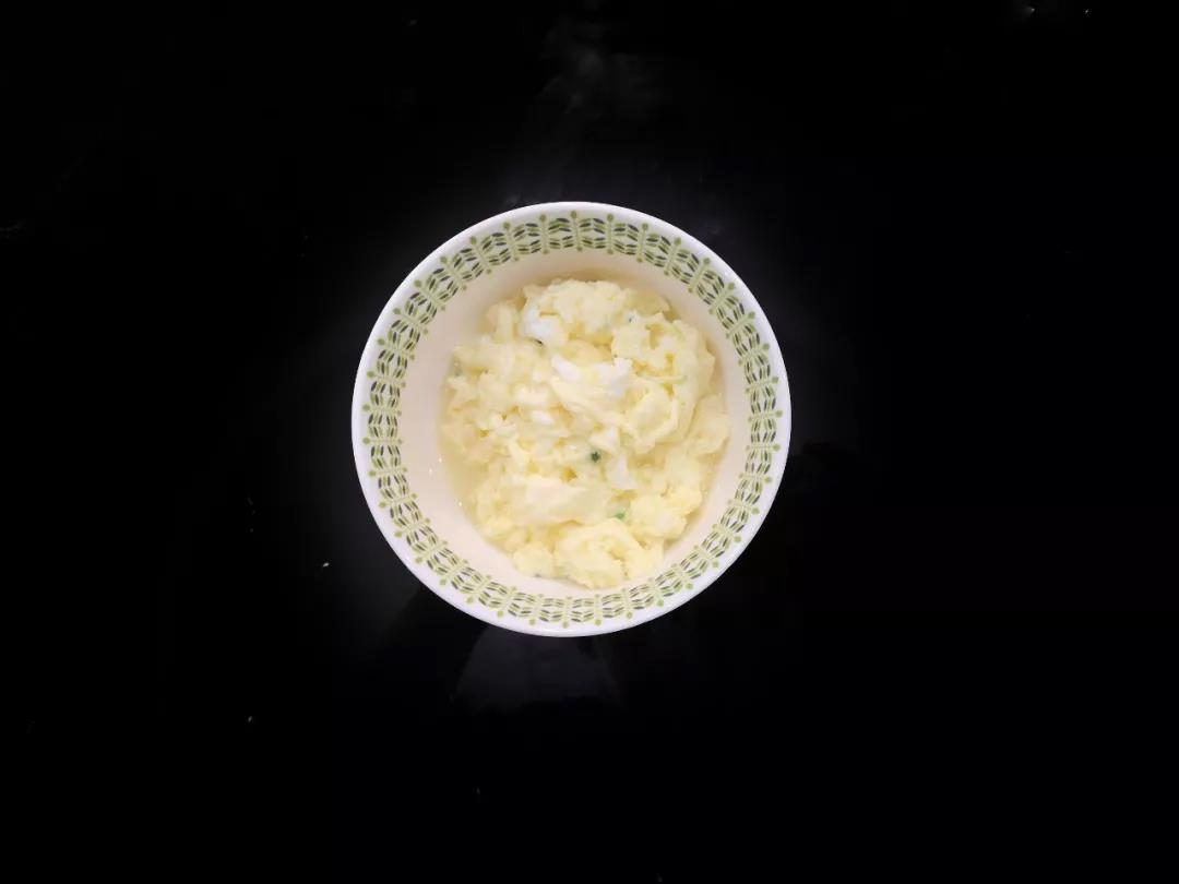 鸡蛋洗净打散，小香葱洗净切碎，与蛋液混合，加入等量温水，搅拌均匀，入油锅翻炒至半熟备用。