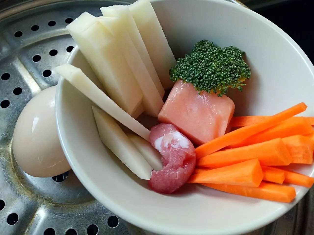 上锅蒸熟鸡蛋、胡萝卜、土豆、三文鱼、猪里脊。