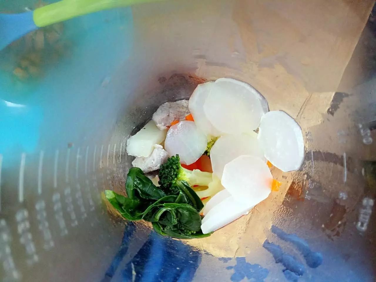 除鸡蛋外所有食材放入料理机打成泥。