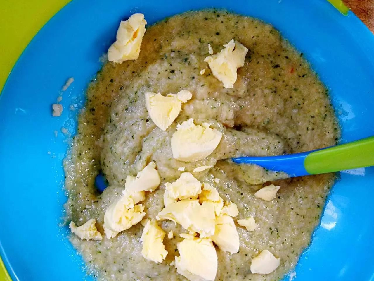 蒸好的鸡蛋取出半个蛋黄手掰成小块撒在米糊里，搅拌均匀就可以吃了。