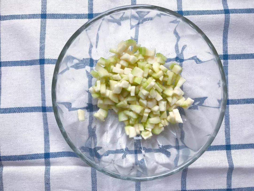 丝瓜削皮，切成丁备用。