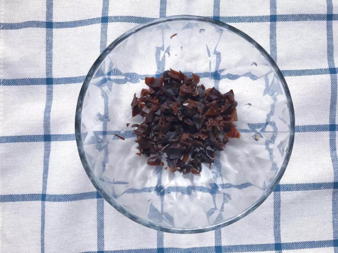 干木耳泡发之后剁碎。