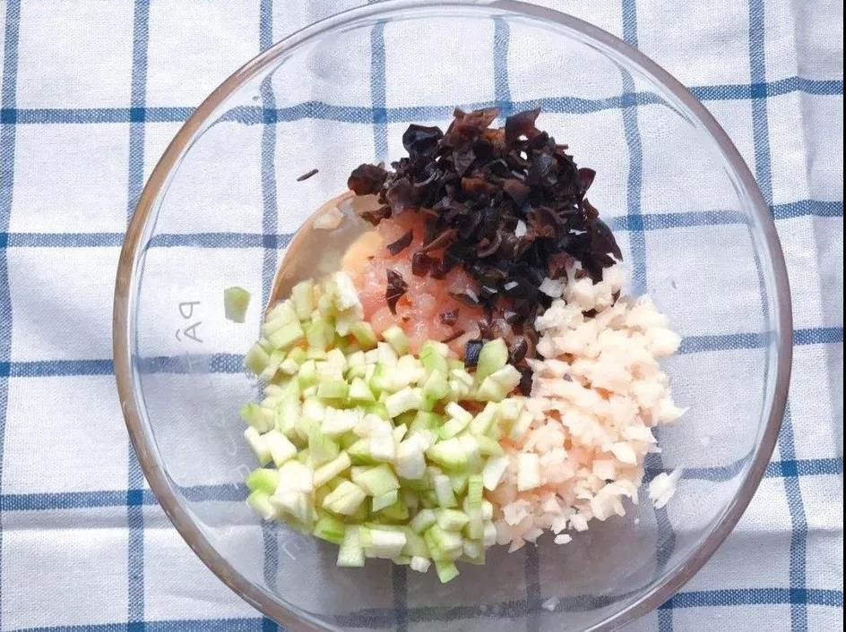 加入丝瓜丁，剁碎的莲藕和木耳。