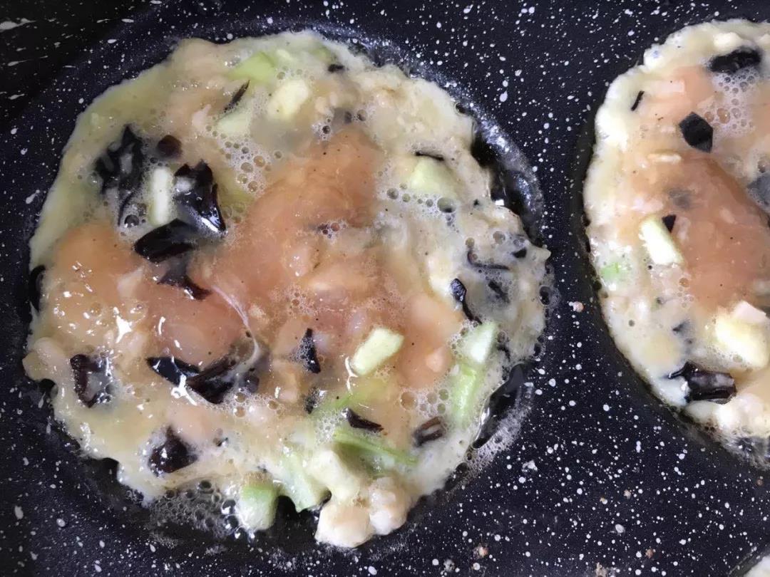 不粘锅内放油，锅热了之后放入搅拌好的糊，等到饼的四周开始变色就可以翻面了，翻面煎至两面金黄即可。