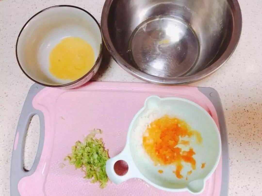 山药、红薯、胡萝卜煮熟研磨成泥，生菜切碎，蛋清蛋黄分离。