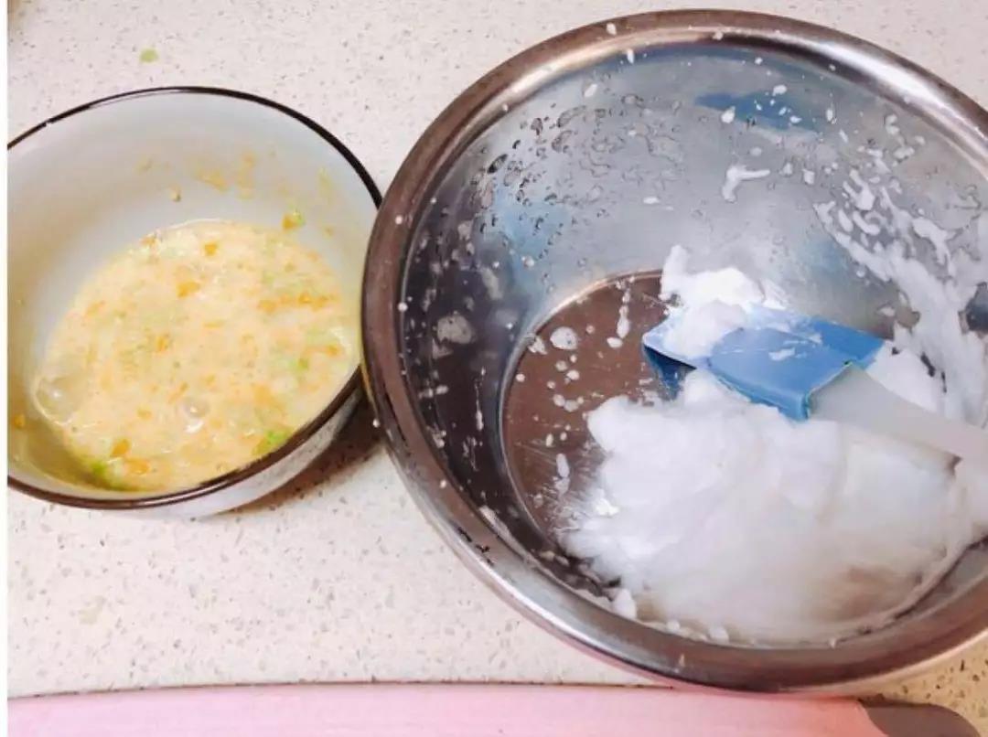 蔬菜和蛋黄搅拌均匀成糊状，蛋白打发。