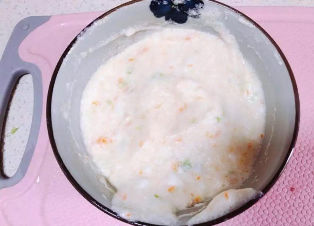 蛋白分3次加入到蛋黄里。