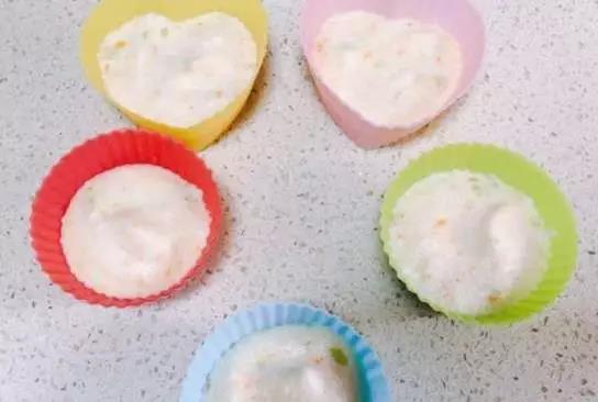 硅胶模具抹油，倒入蛋液。