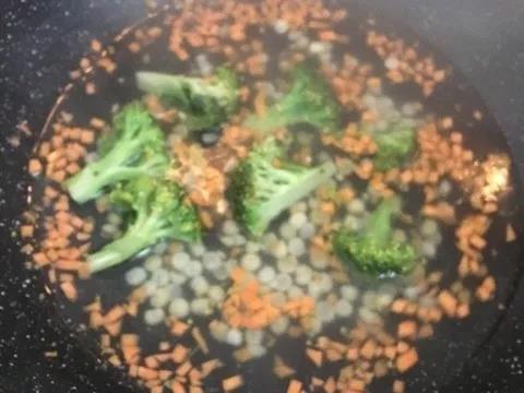 将玉米粒、胡萝卜粒、西蓝花焯水煮熟。