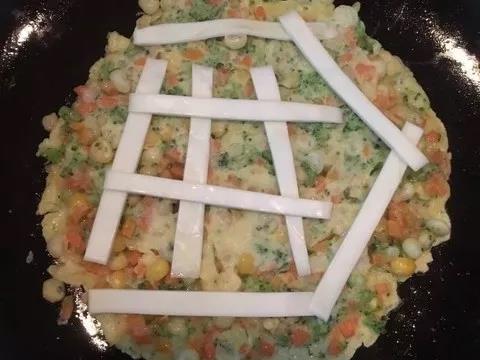 煎至差不多熟的时候，加入芝士条，关火焖3分钟即可。