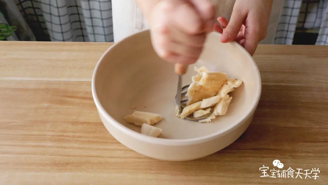 把香蕉捣成泥