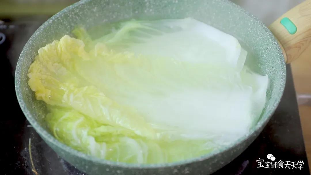 烧开一锅水，放入白菜片焯水焯软