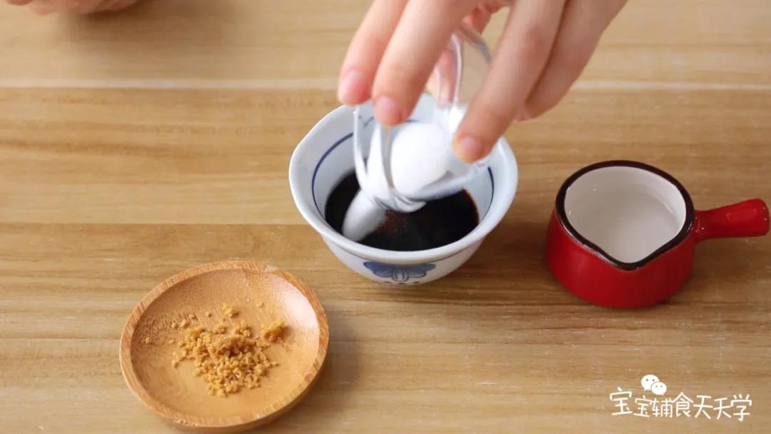 酱油、白砂糖、松茸粉加20毫升水，搅拌成酱汁