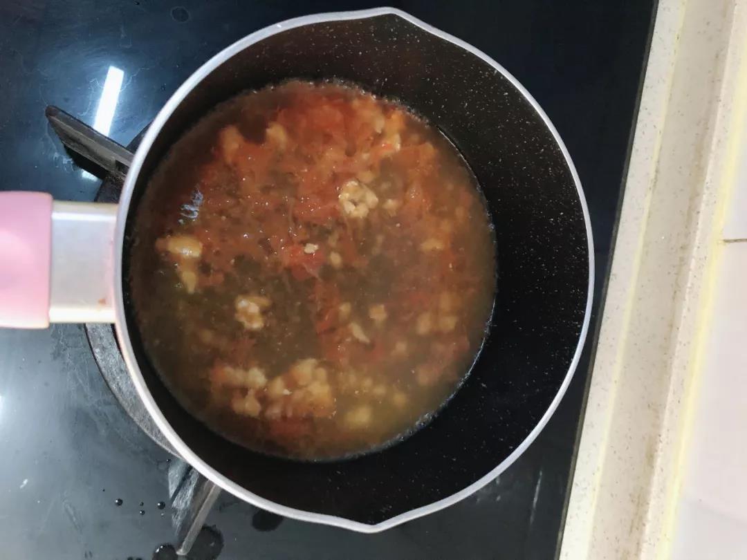 加入三文鱼，翻炒30秒后加适量清水，煮开。